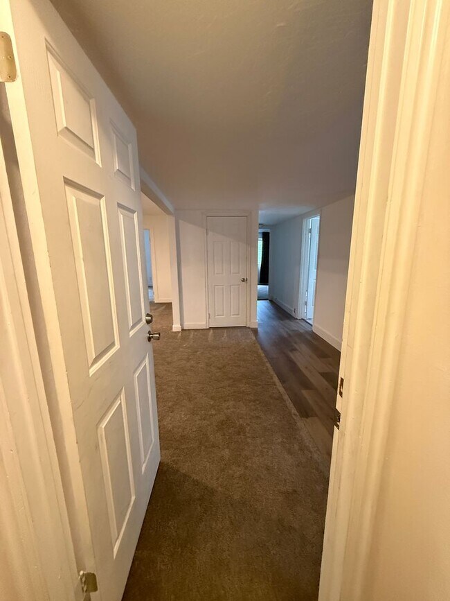 Building Photo - Dual-Living 6-Bed Rambler | 2 Kitchens & 2 Laundry Rooms!