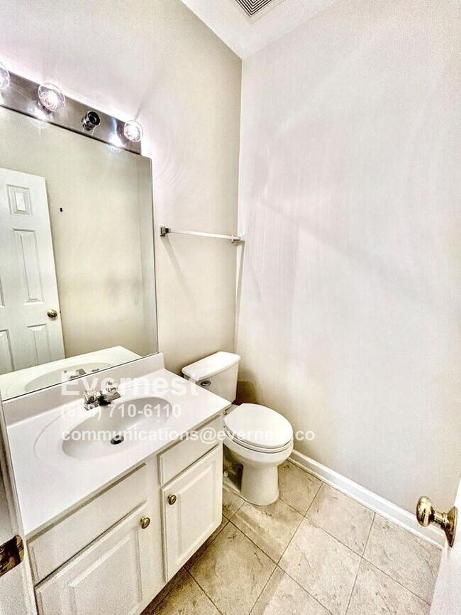 Building Photo - Comfortable 3-Bedroom Home with Prime Loca...