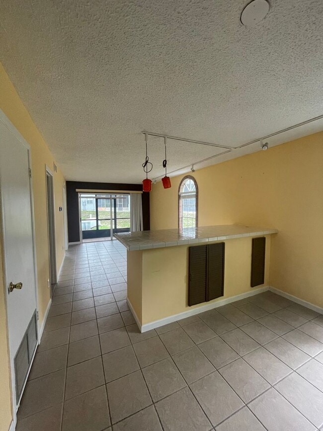 Building Photo - FREE 1ST MONTH RENT 1 Bed 1 Bath | Central Air | Community Pool | Section 8 Welcome