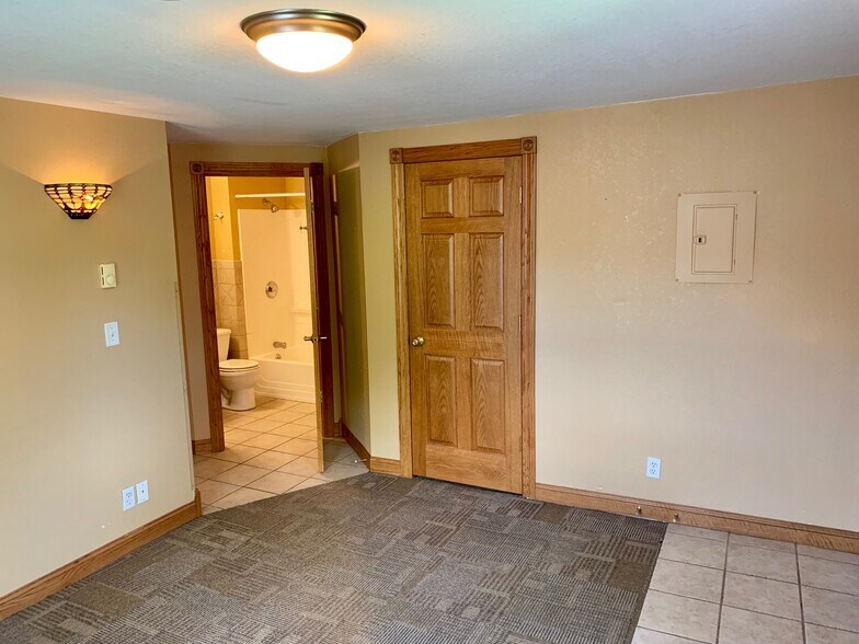 Building Photo - 221 8th St S