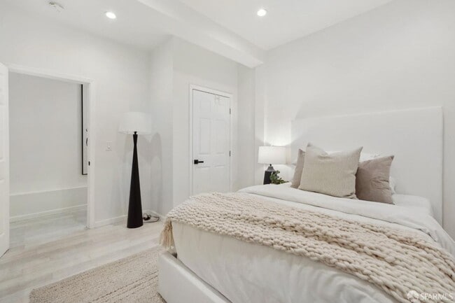 Building Photo - 202 (17-19 Card Aly)