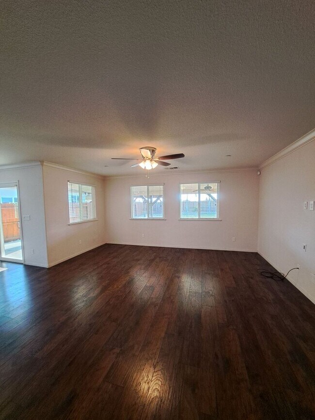 Building Photo - Stunning and Spacious - Don't Miss This Rental Home!