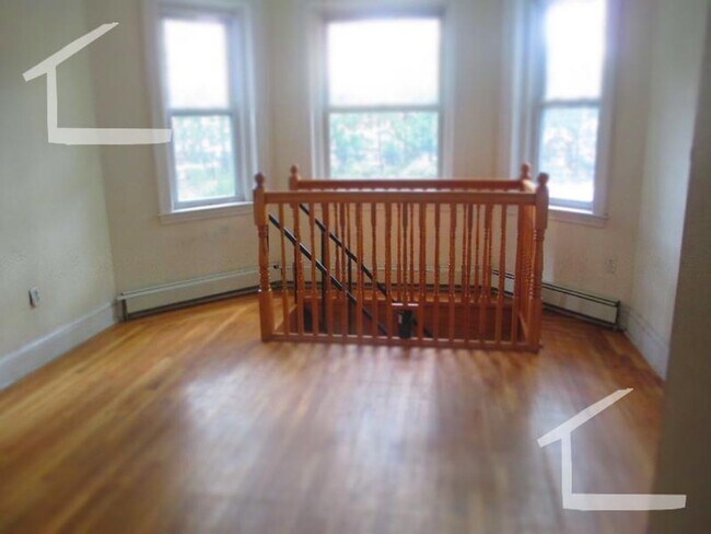 Building Photo - No Brokers Fee, Central BU Location! Walk to School, Central Campus. Central Heat/AC, Laundry on ...