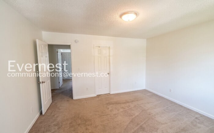 Building Photo - 2163 Cheshire Dr