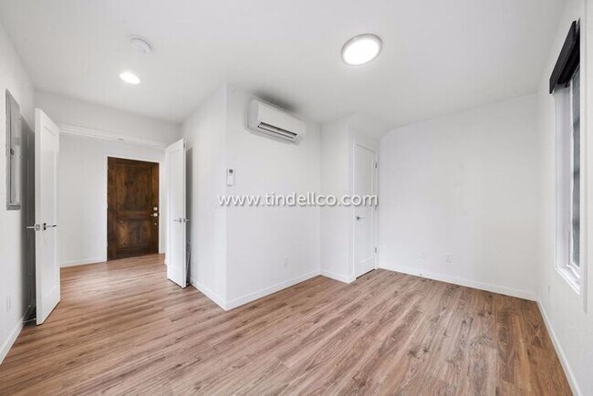 Building Photo - Modern Three-Story Townhouse in Hosford-Ab...