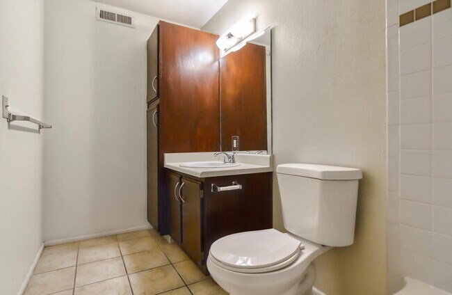 Building Photo - 6435 S Dayton St, #304