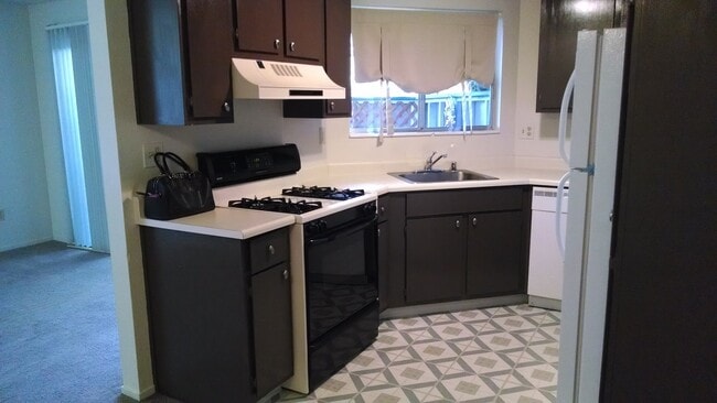 Building Photo - Springland Village Condo