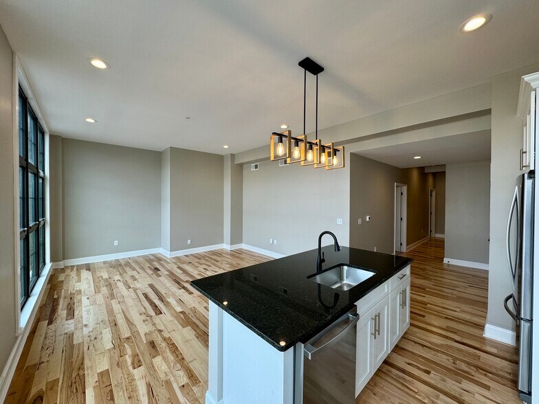 Building Photo - 116 S Main St