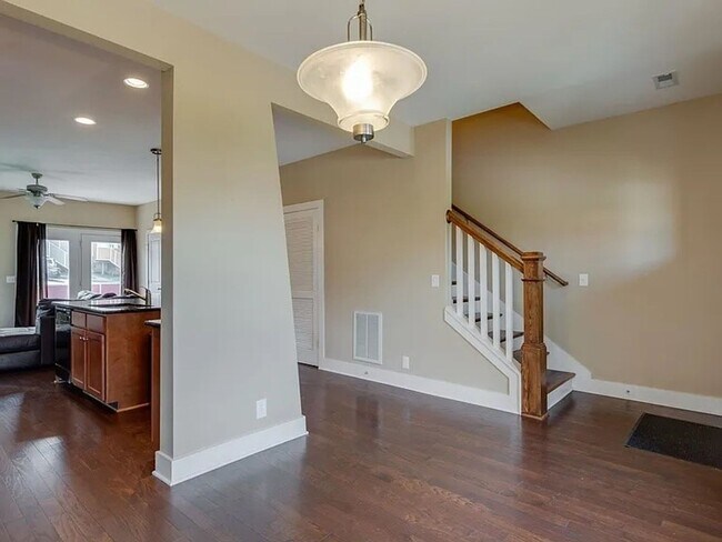 Building Photo - 3 Bed 2.5 Bath Luxury Townhome