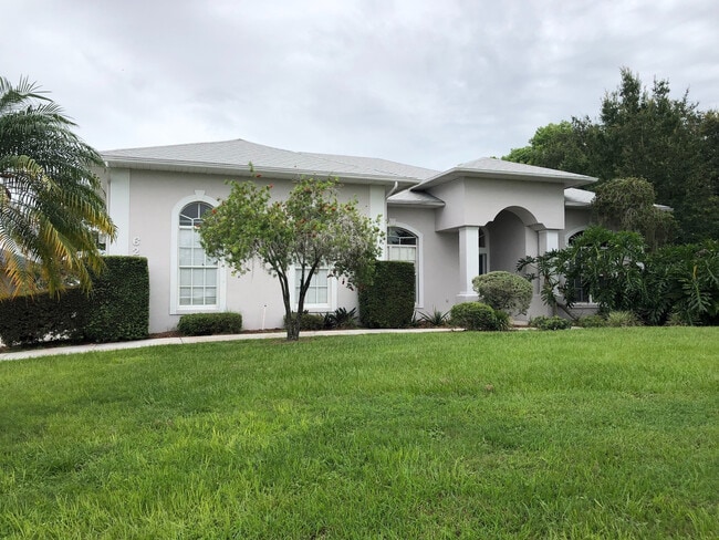 Building Photo - LakeFront Home in Haines City. Lawncare  Included