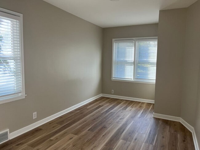 Building Photo - Renovated 5 Bedroom house in Saint Paul