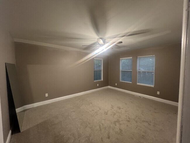 Building Photo - 906 Skyland St