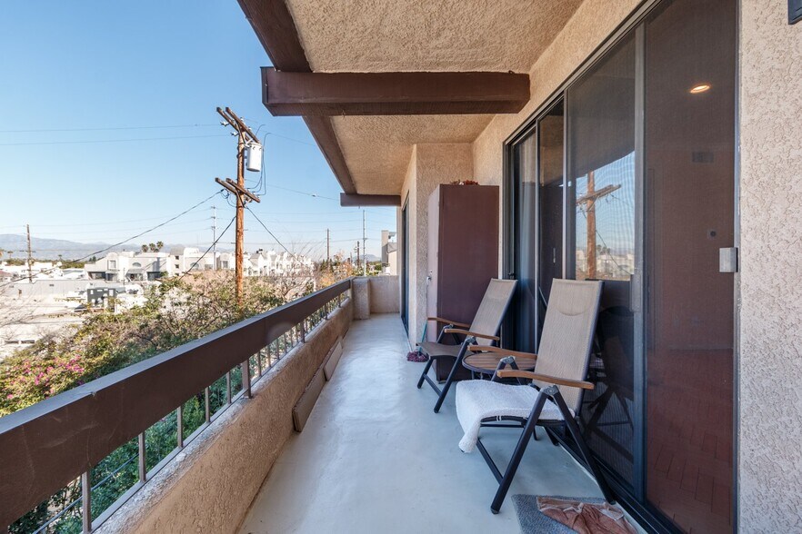 Building Photo - 14923 Moorpark St