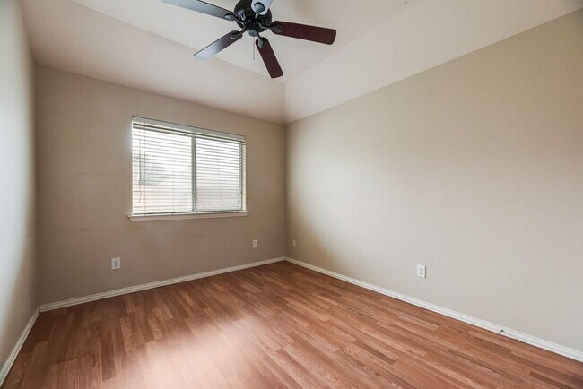 Building Photo - "Spacious 4-Bedroom with 2 Baths and 2,116 Sq Ft in Little Elm!"