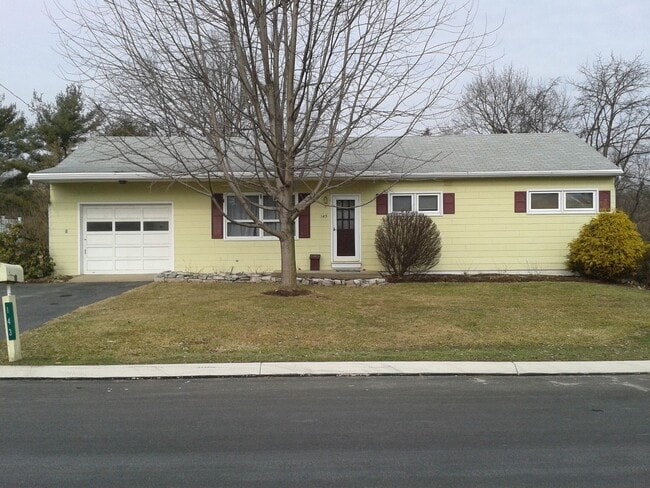 Building Photo - Updated Ranch in Overlook Heights!