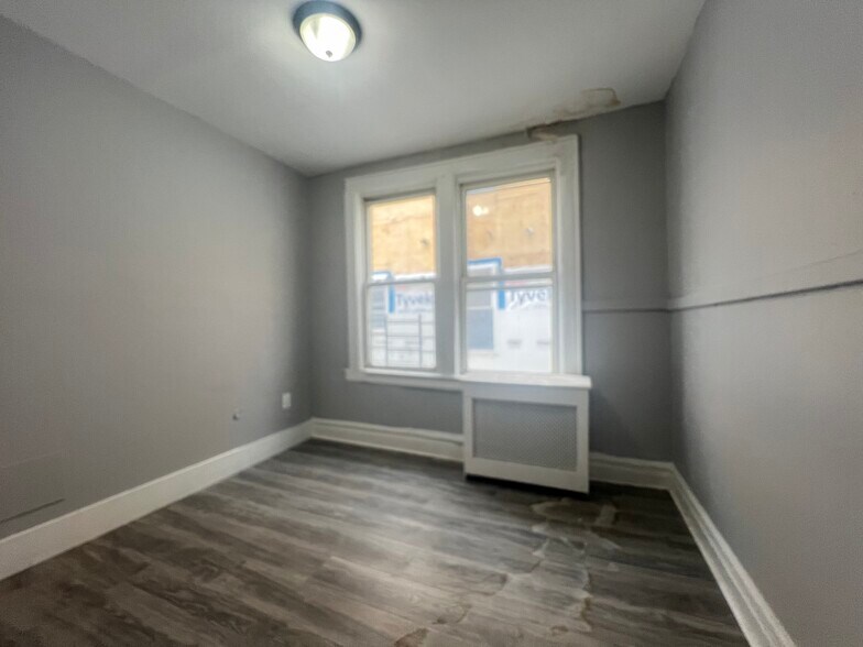 917 Grove St 2B - 916 Grove St