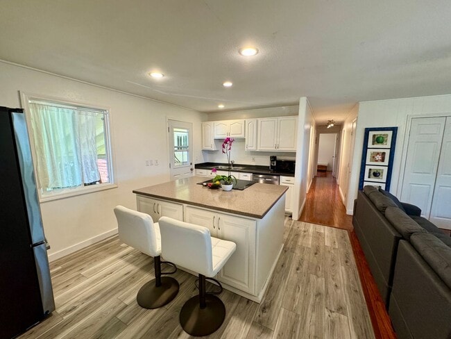 Building Photo - Optimal Location in the Heart of Paia Town...