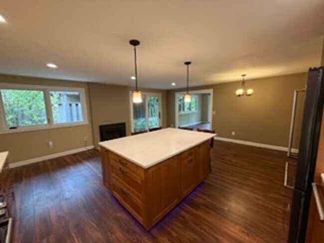 Building Photo - Charming, Spacious, Updated Home in Lake Oswego!