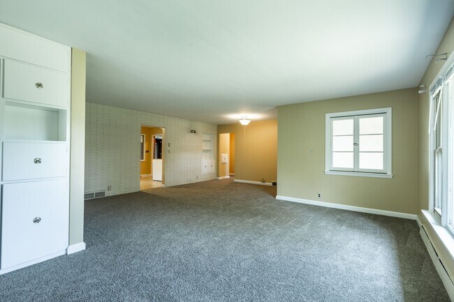 Building Photo - Come home to the serenity of Mequon-Thiensville