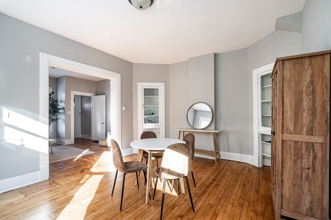 Building Photo - Rare Kenwood townhome, Across from Campus
