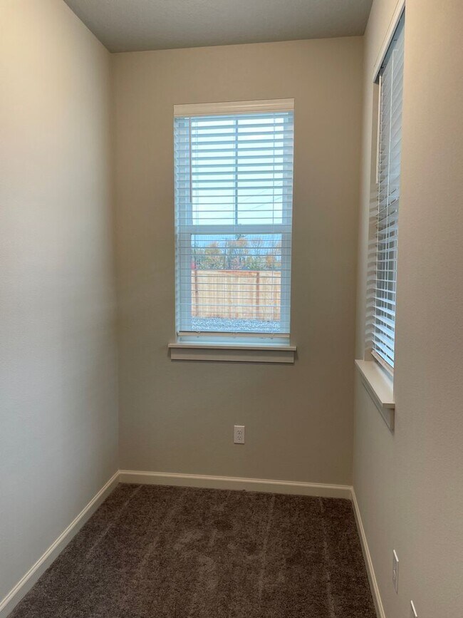 Building Photo - Lovely 4 Bed 2.5 Bath Home! Located near t...