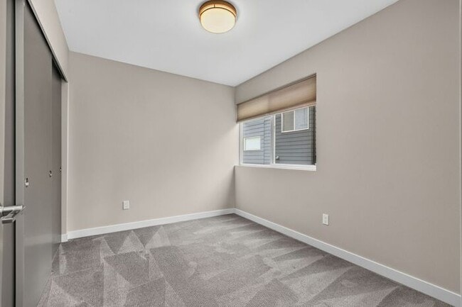 Building Photo - Stunning Standalone Townhome In Coveted Lincoln Park - Air Conditioned!