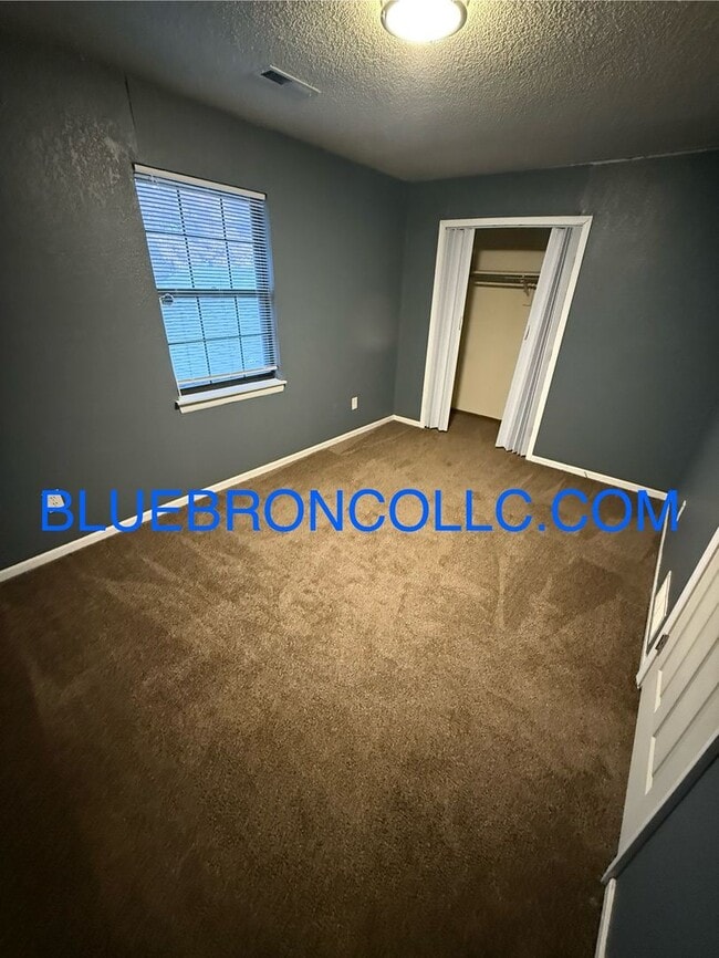 Building Photo - Spacious unit with granite counter tops and stainless steel appliances