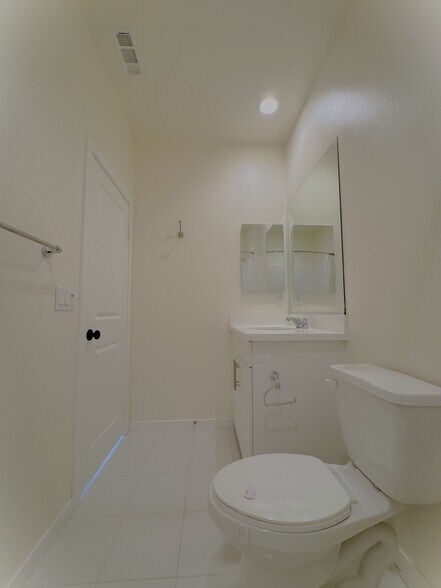 En-suite/full bath/bedroom 3 - 2729 Sunrise Way