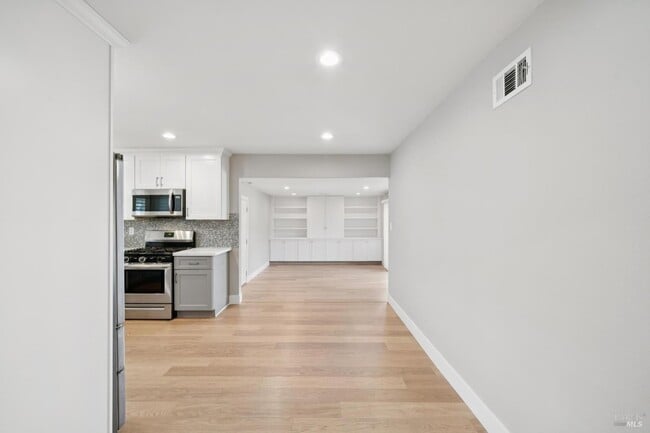 Building Photo - 918 Las Pavadas Ave