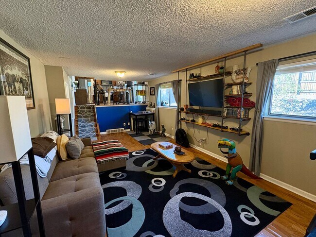 Building Photo - Stunning Morrison 3 bed/2 bath Corner Lot