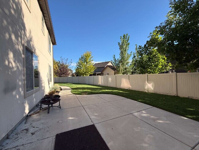 Building Photo - 824 Meadow Marsh Dr