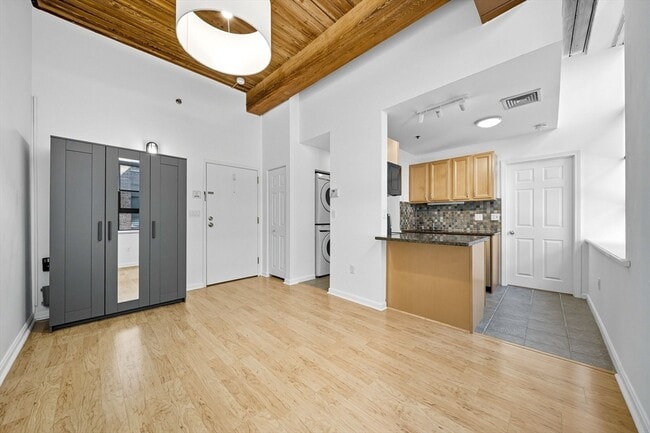 Building Photo - 10 Linwood St