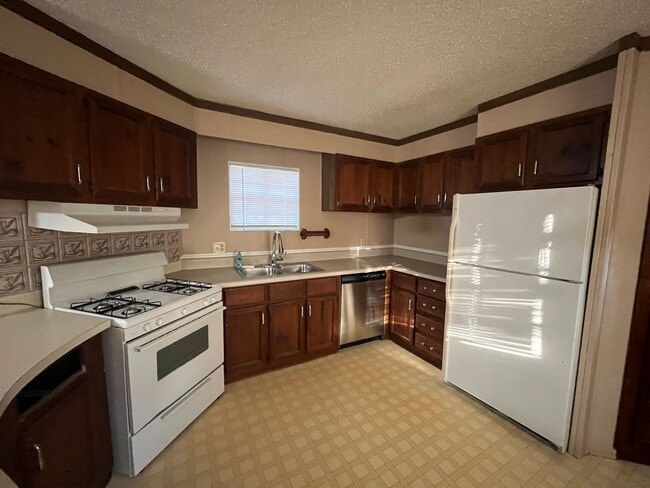 Building Photo - 714 Cranbrook Dr