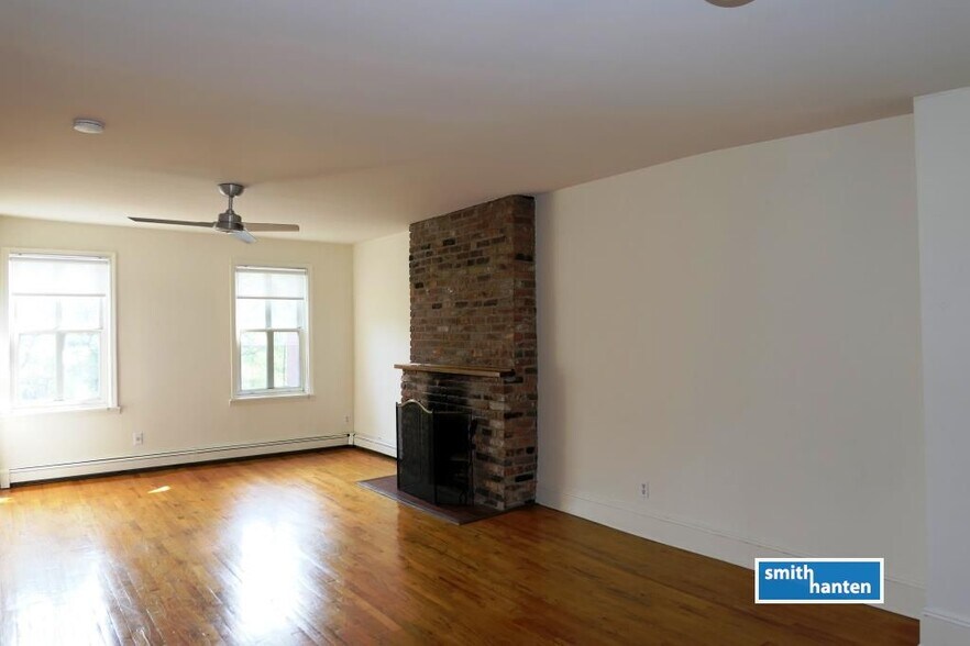 Primary Photo - 393 Pacific St