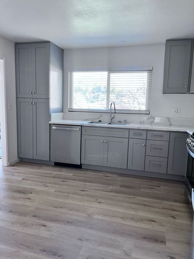 Building Photo - NEWLY RENOVATED South Redlands Home