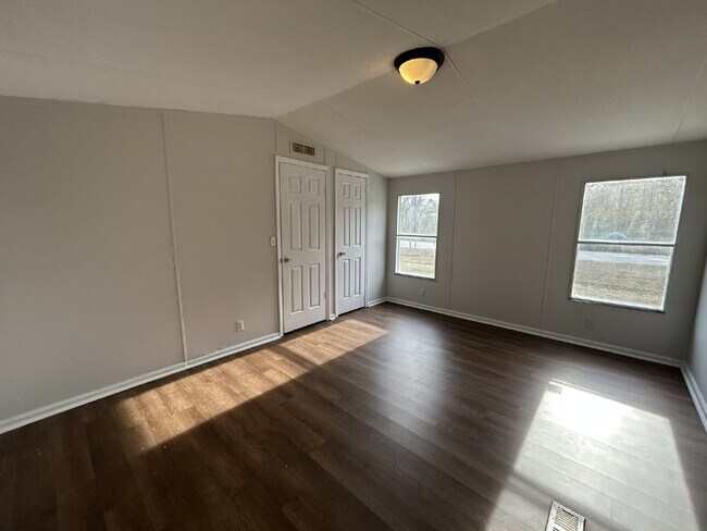 Building Photo - Mobile Home For Rent