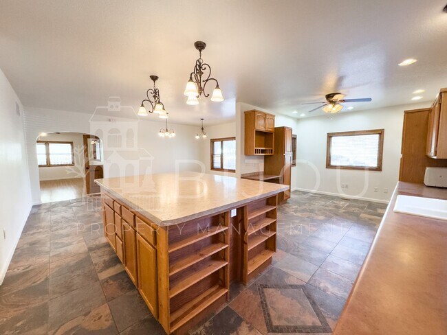 Building Photo - Ivywild Main Floor Living