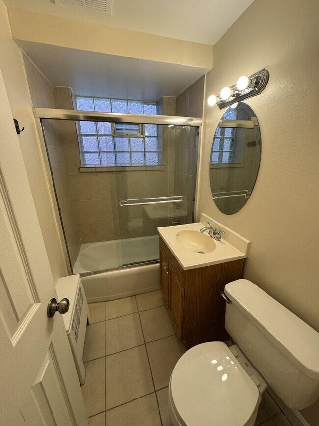 Building Photo - 1 bedroom in Chicago IL 60618