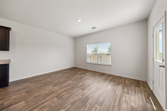 Building Photo - Spacious 4-Bed Home with Island Kitchen & Fenced Yard in Converse – 2,205 Sq Ft!