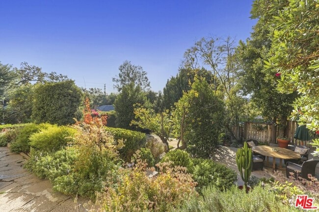 Building Photo - 2071 Escarpa Dr