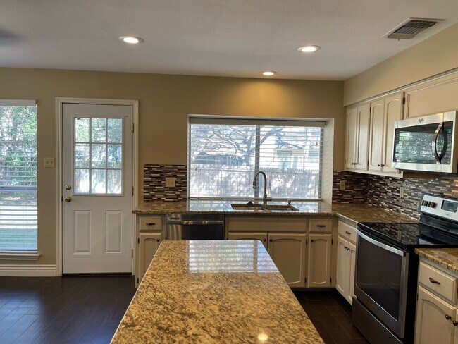 Building Photo - 13731 Oak Pebble