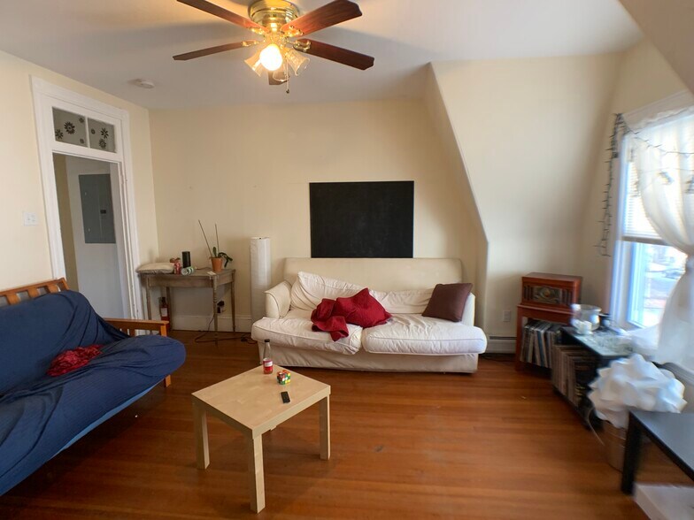 Building Photo - 166 Magazine St