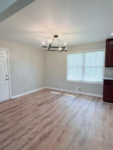 Building Photo - 1604 Roberts Dr SE