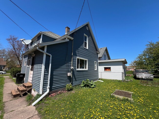 Building Photo - AVAILABLE AUGUST 1 - Spacious 3+ Bedroom Home