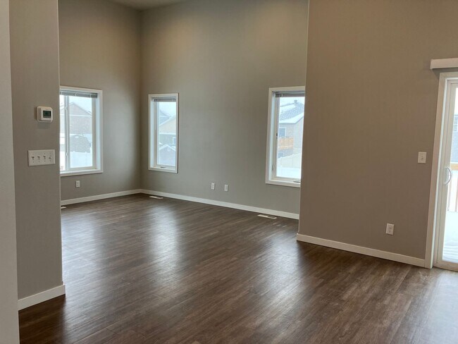 Building Photo - 4 Bed 2.5 Bath Single Family Home