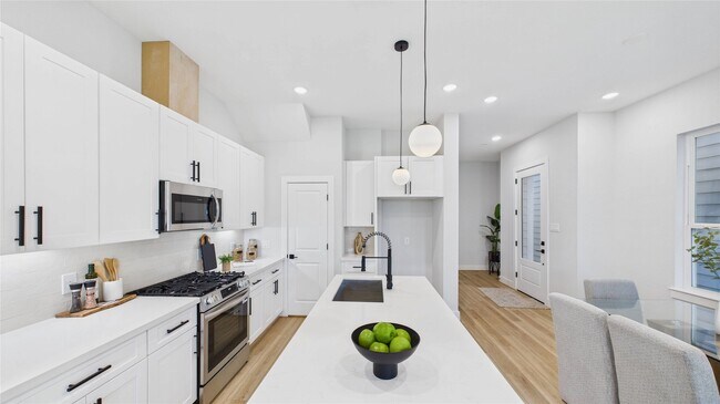 Building Photo - 5027 Golden Forest Dr
