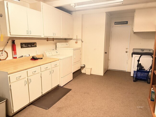 Building Photo - Perfect Long Term Home Close to Town