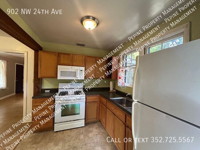 Building Photo - 902 NW 24th Ave