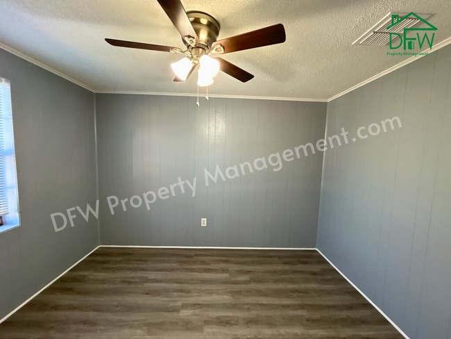 Building Photo - Charming 2-Bedroom Upstairs Apartment in Irving – Convenient Location, Fenced Yard, and More!