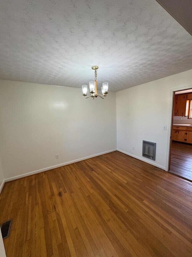 Building Photo - Beautiful 3 Bedroom and 2 Bath House